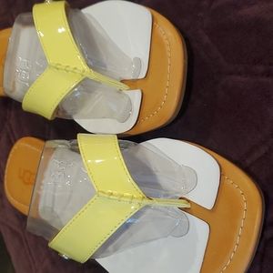 Ugg Tuolumne thongs, size 8, yellow